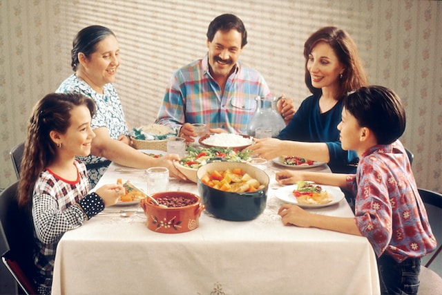 食事を楽しむ家族